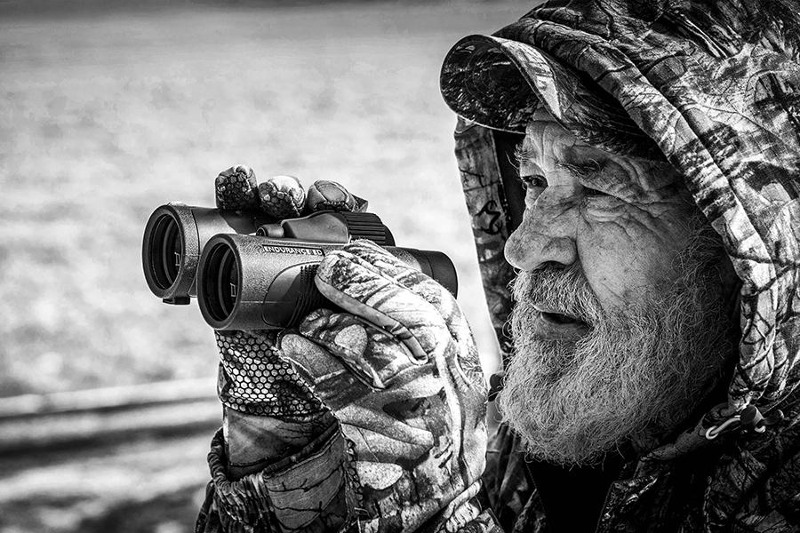 binoculars-endurance-3d